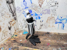 Load image into Gallery viewer, Notts County magpie home 2024 kit with woolly hat