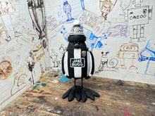 Load image into Gallery viewer, Notts County magpie home 2017 kit with woolly hat