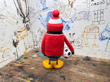 Load image into Gallery viewer, Nottingham Forest 2004 penguin with woolly hat & ball