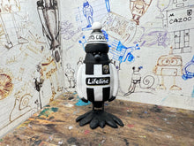 Load image into Gallery viewer, Notts County magpie home 2019 kit with woolly hat