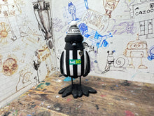Load image into Gallery viewer, Notts County magpie home 2010 kit with woolly hat