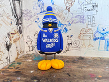 Load image into Gallery viewer, Leicester City penguin 1994/96 shirt with woolly hat
