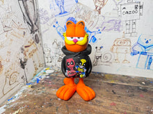 Load image into Gallery viewer, Garfield in his Deadpool &amp; wolverine Hoody
