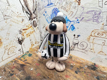 Load image into Gallery viewer, Notts county Gromit 2025/26 shirt with woolly hat
