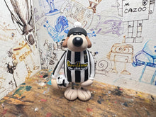 Load image into Gallery viewer, Notts county Gromit 2025/26 shirt with woolly hat
